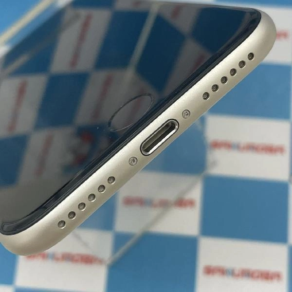 iPhoneSE 第3世代 au版SIMフリー 64GB MMYD3J/A A2782 極美品