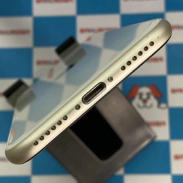 iPhoneSE 第3世代 docomo版SIMフリー 64GB MMYD3J/A A2782 極美品