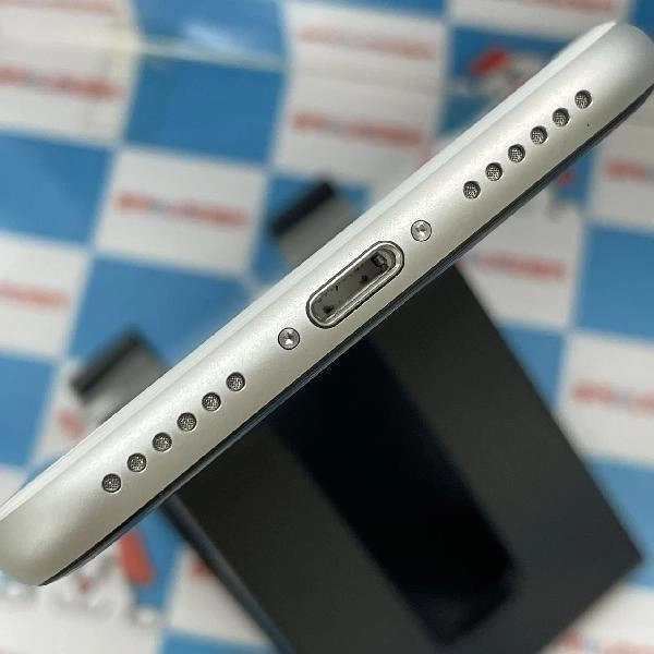 iPhoneSE 第2世代 au版SIMフリー 64GB MHGQ3J/A A2296 新品同様 ホワイト