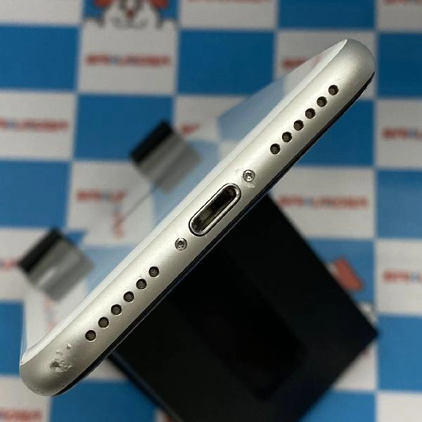 iPhoneSE 第2世代 docomo版SIMフリー 64GB MHGQ3J/A A2296 極美品 ホワイト