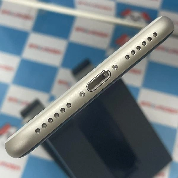 iPhoneSE 第3世代 docomo版SIMフリー 64GB MMYG3J/A A2782 新品同様品