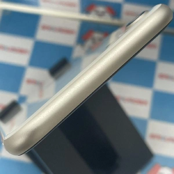 iPhoneSE 第3世代 docomo版SIMフリー 64GB MMYG3J/A A2782 新品同様品