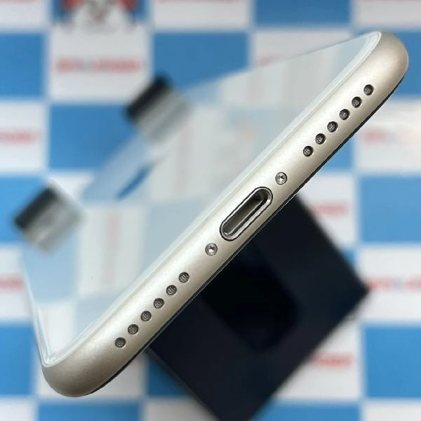 iPhoneSE 第3世代 au版SIMフリー 64GB MMYD3J/A A2782 新品同様