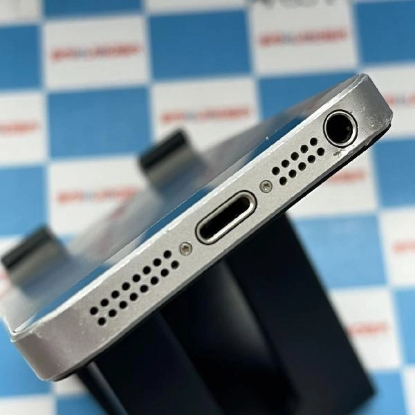 iPhoneSE au版SIMフリー 64GB MLM62J/A A1723