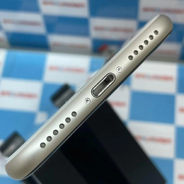 iPhoneSE 第3世代 docomo版SIMフリー 64GB MMYD3J/A A2782 美品