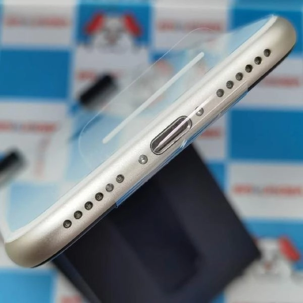 iPhoneSE 第3世代 docomo版SIMフリー 64GB MMYD3J/A A2782 新品同様品