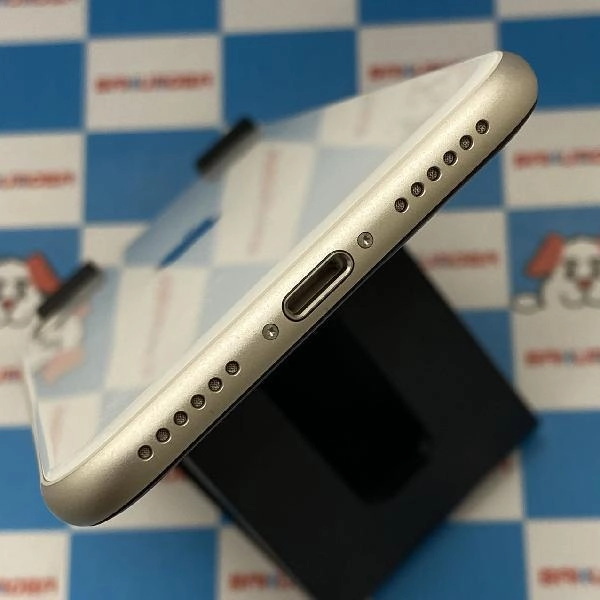 iPhoneSE 第3世代 docomo版SIMフリー 64GB MMYD3J/A A2782 極美品