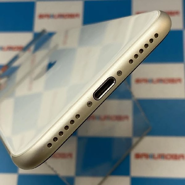 iPhoneSE 第3世代 docomo版SIMフリー 64GB MMYD3J/A A2782極美品