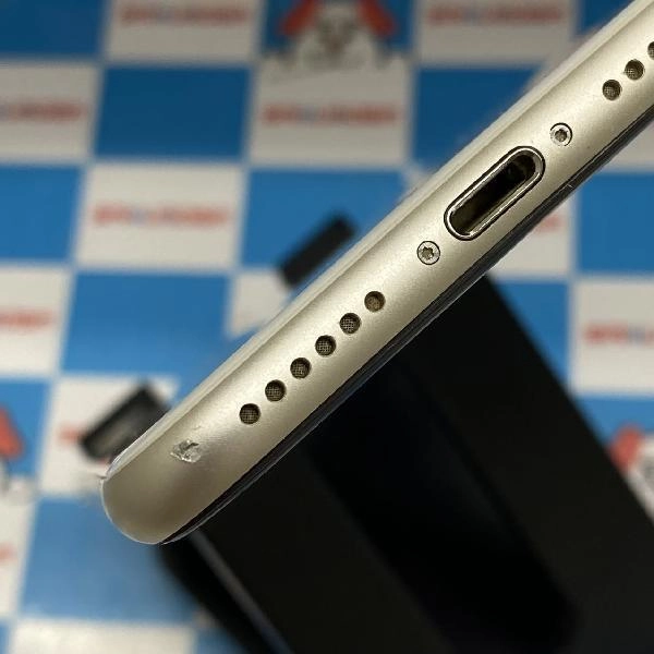 iPhoneSE 第3世代 docomo版SIMフリー 128GB MMYG3J/A A2782 美品