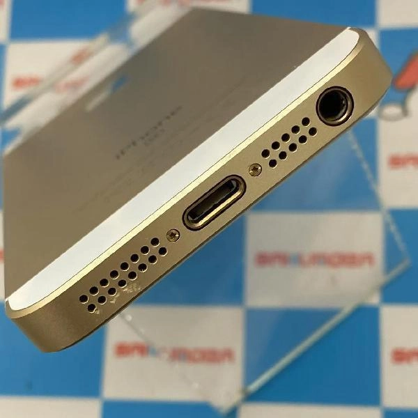 iPhoneSE au版SIMフリー 64GB MLXP2J/A A1723