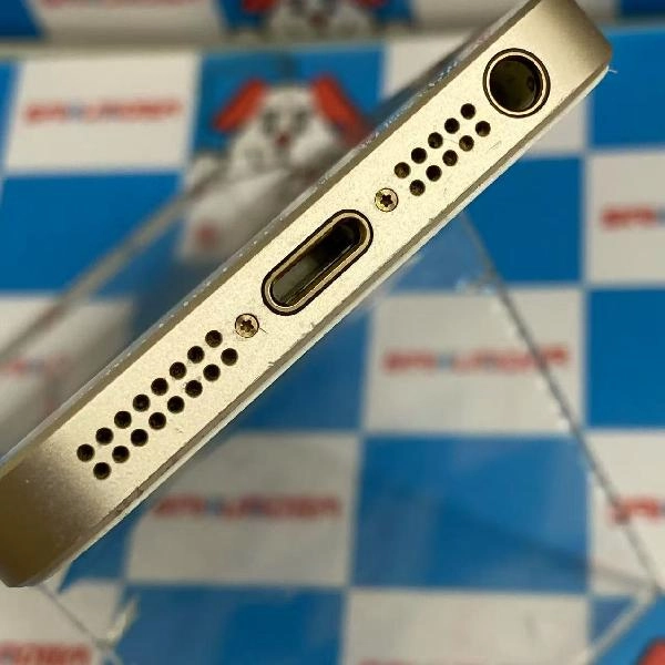 iPhoneSE au版SIMフリー 64GB MLXP2J/A A1723