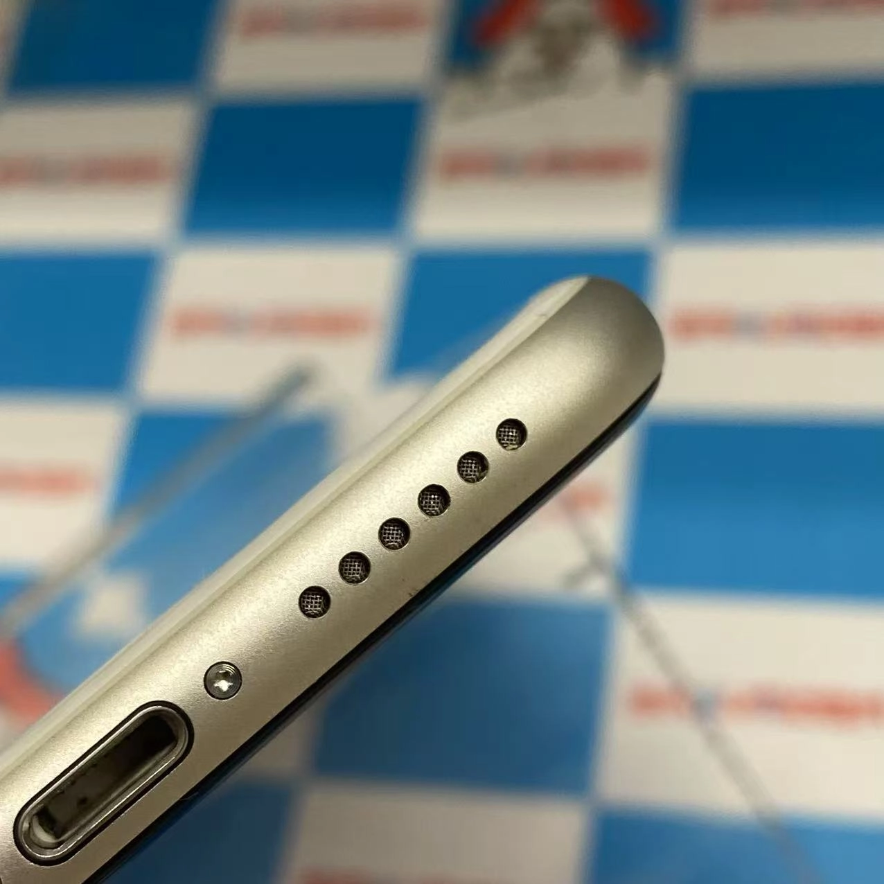 iPhoneSE 第3世代 128GB スターライト MMYG3J/A SIMロック解除済 au 美品