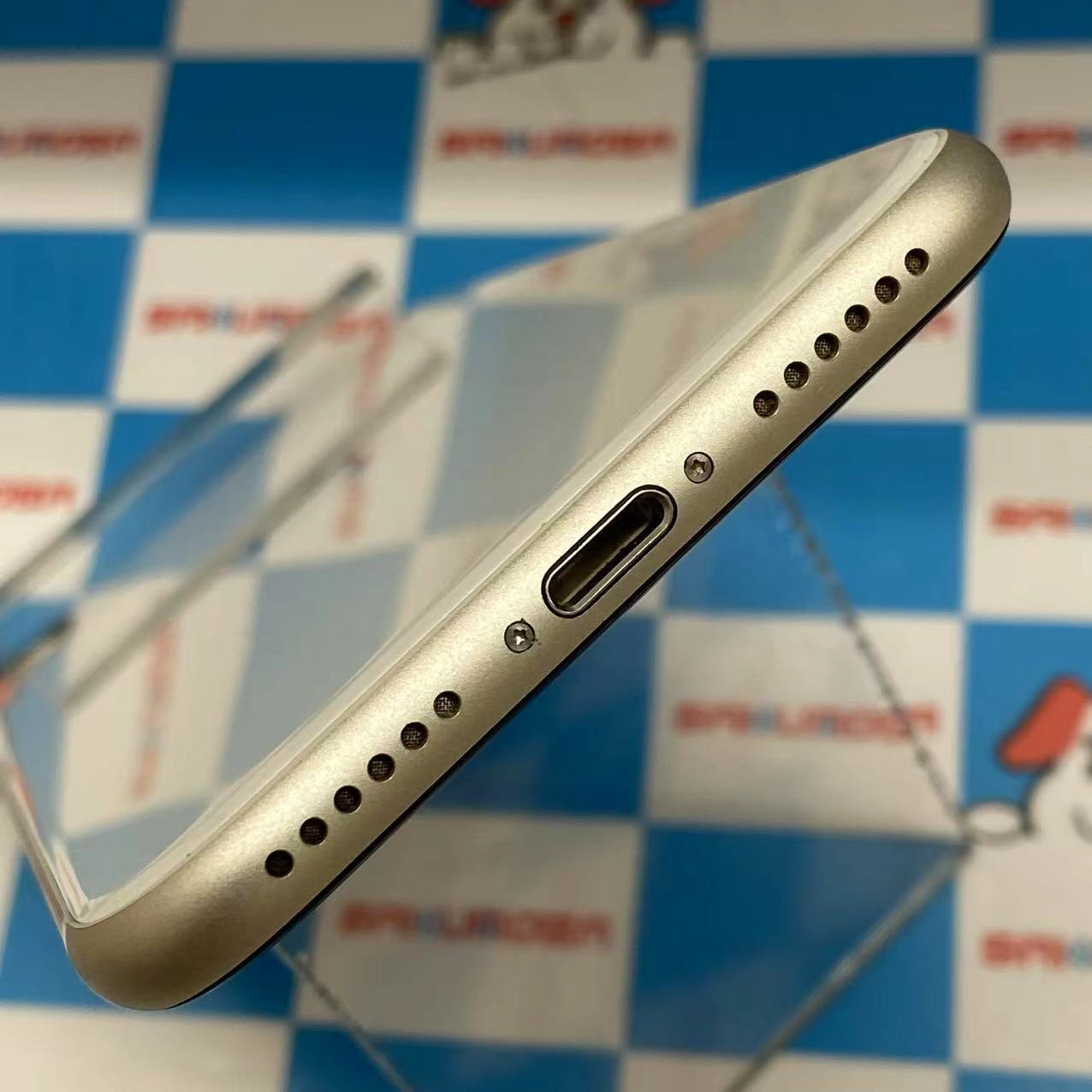 iPhoneSE 第3世代 128GB スターライト MMYG3J/A AU版SIMフリー 極美品