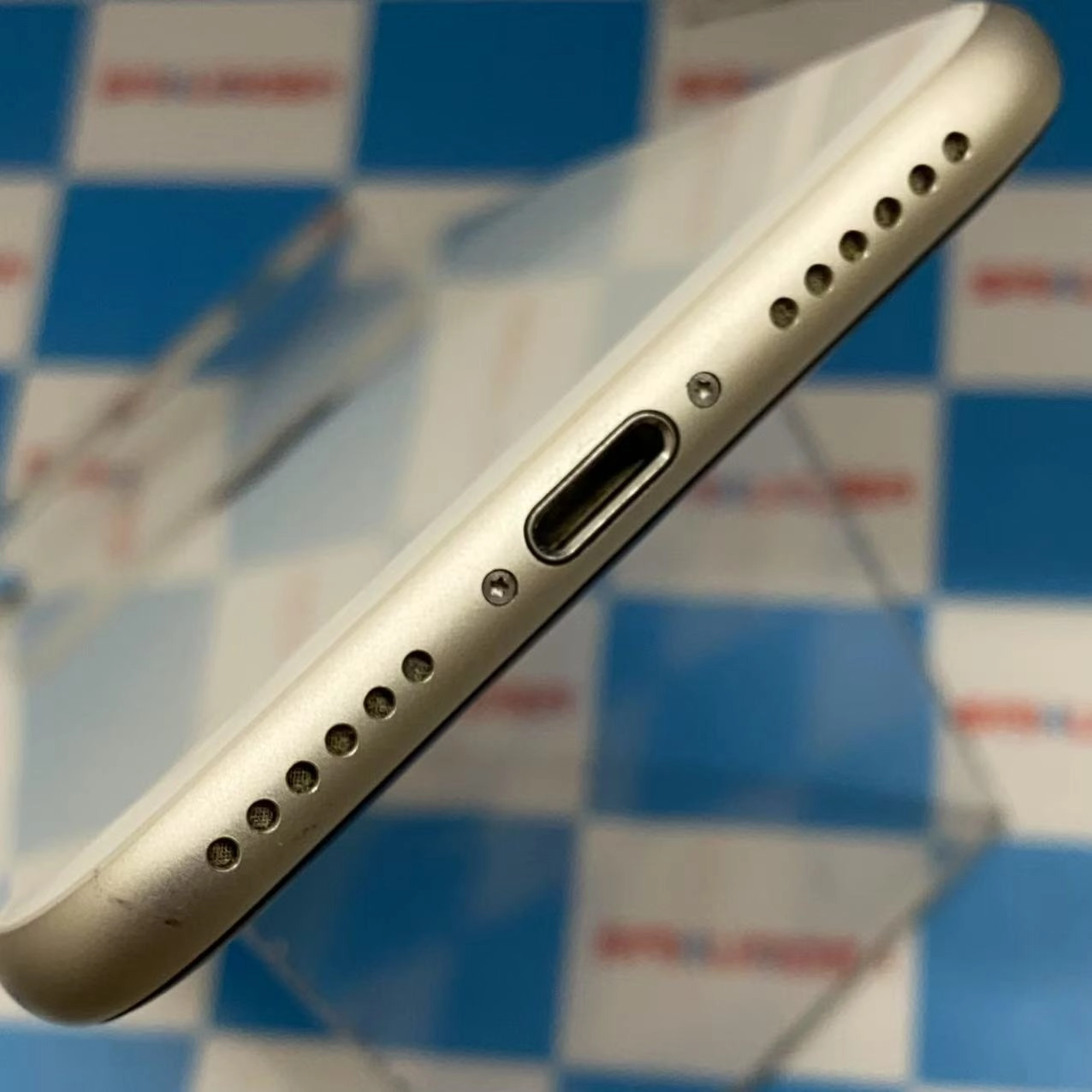 iPhoneSE 第3世代 128GB スターライト MMYG3J/A docomo版SIMフリー