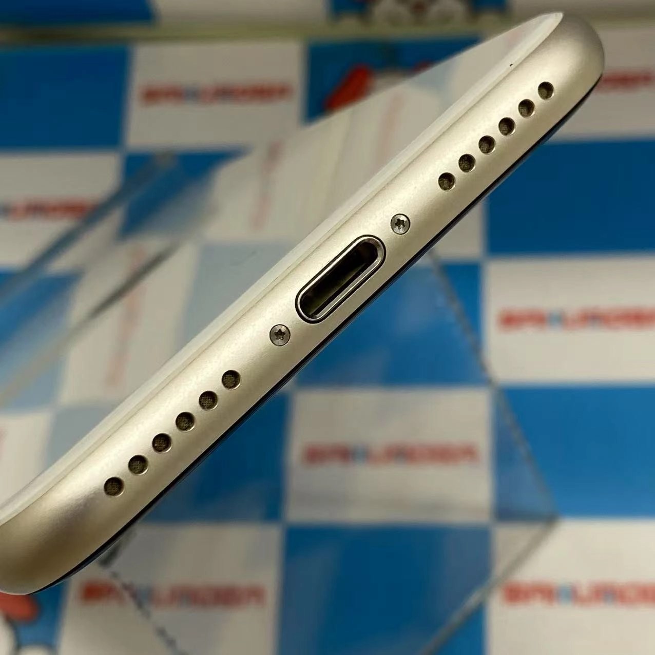 iPhoneSE 第3世代 64GB スターライト MMYD3J/A AU版SIMフリー