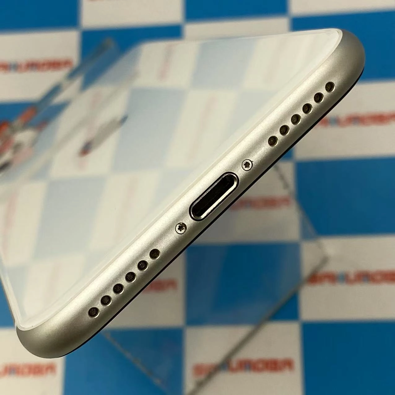 iPhoneSE 第2世代 128GB ホワイト MHGU3J/A docomo版SIMフリー 新品同様