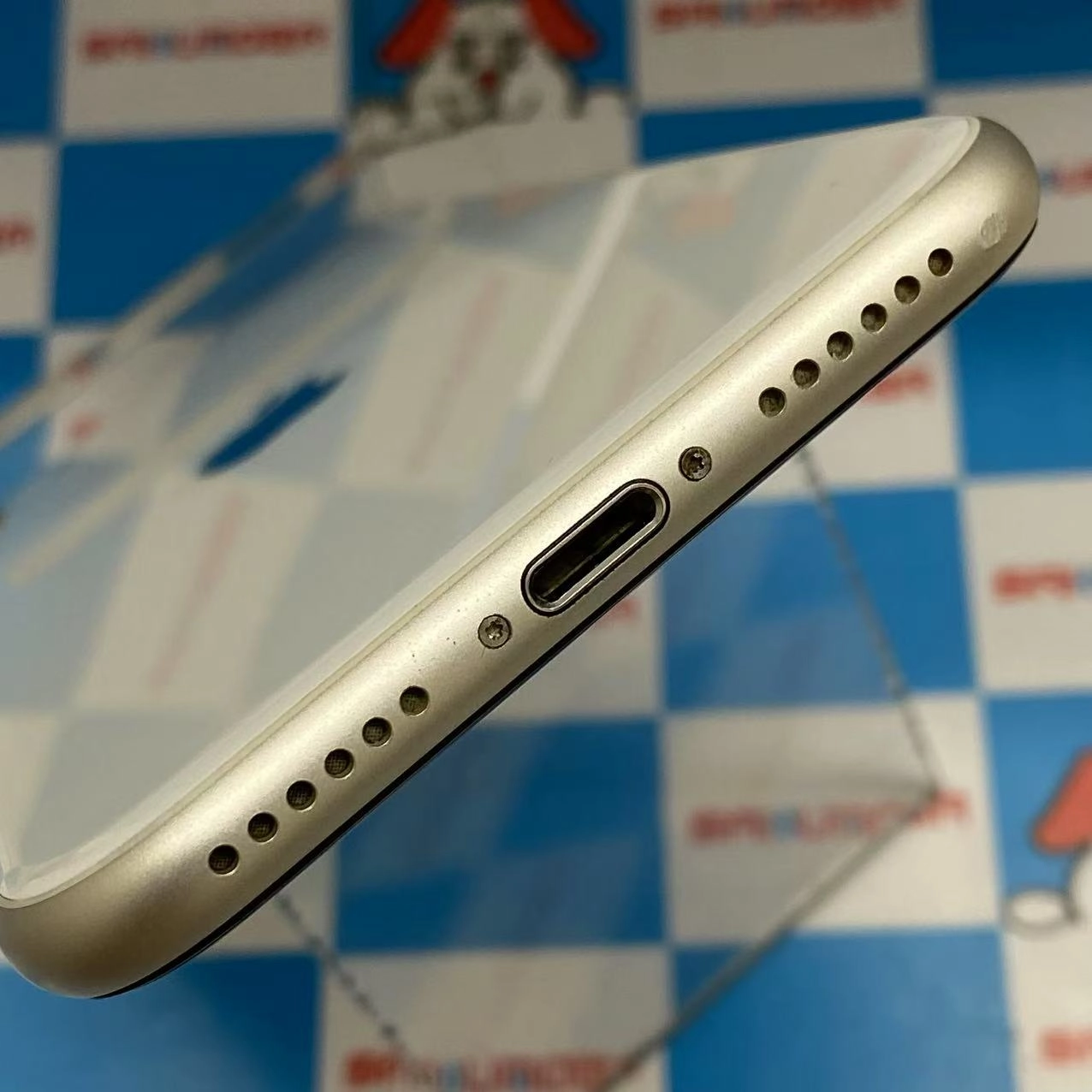 iPhoneSE 第3世代 128GB スターライト NMYG3J/A AU版SIMフリー 美品