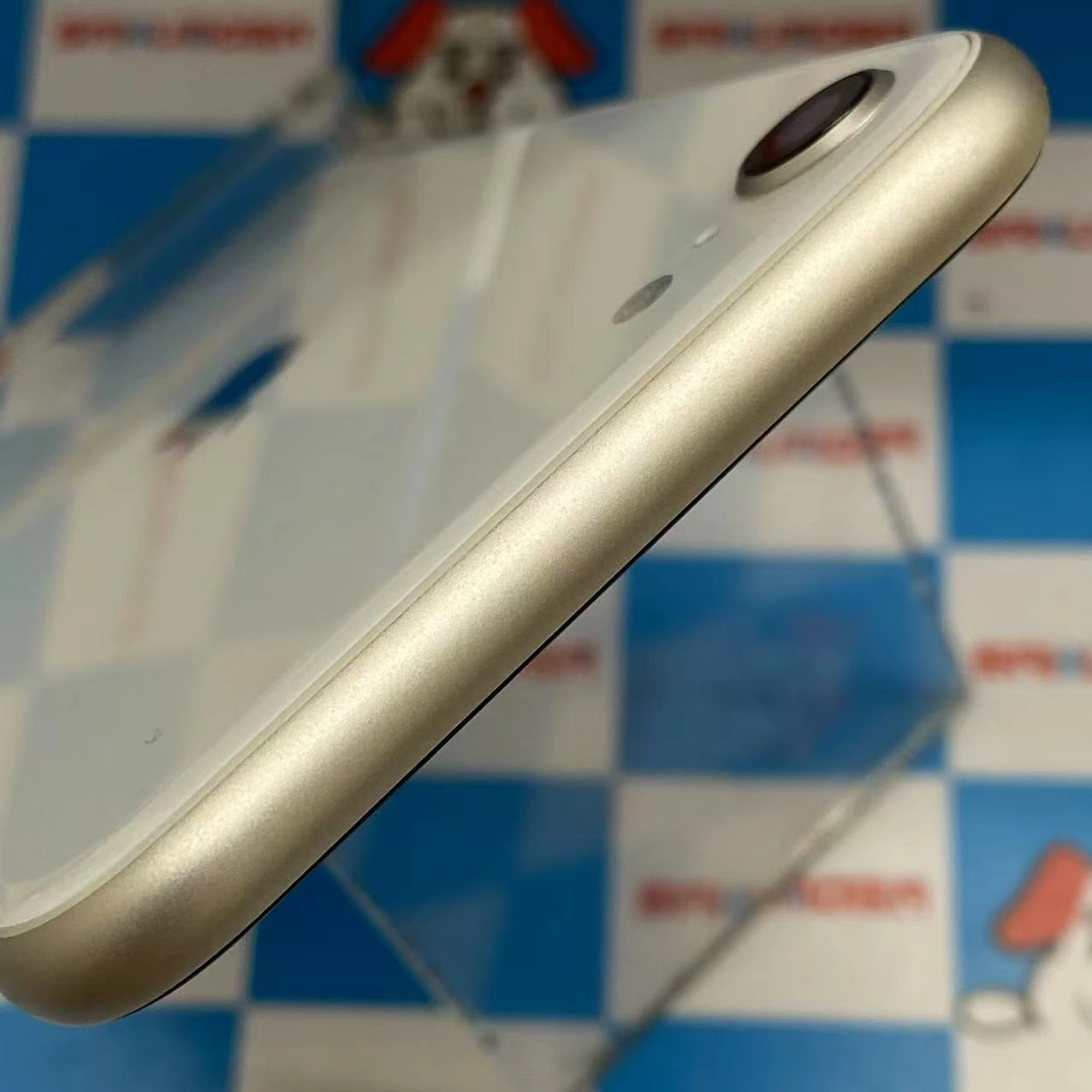 iPhoneSE 第3世代 128GB スターライト NMYG3J/A AU版SIMフリー 美品