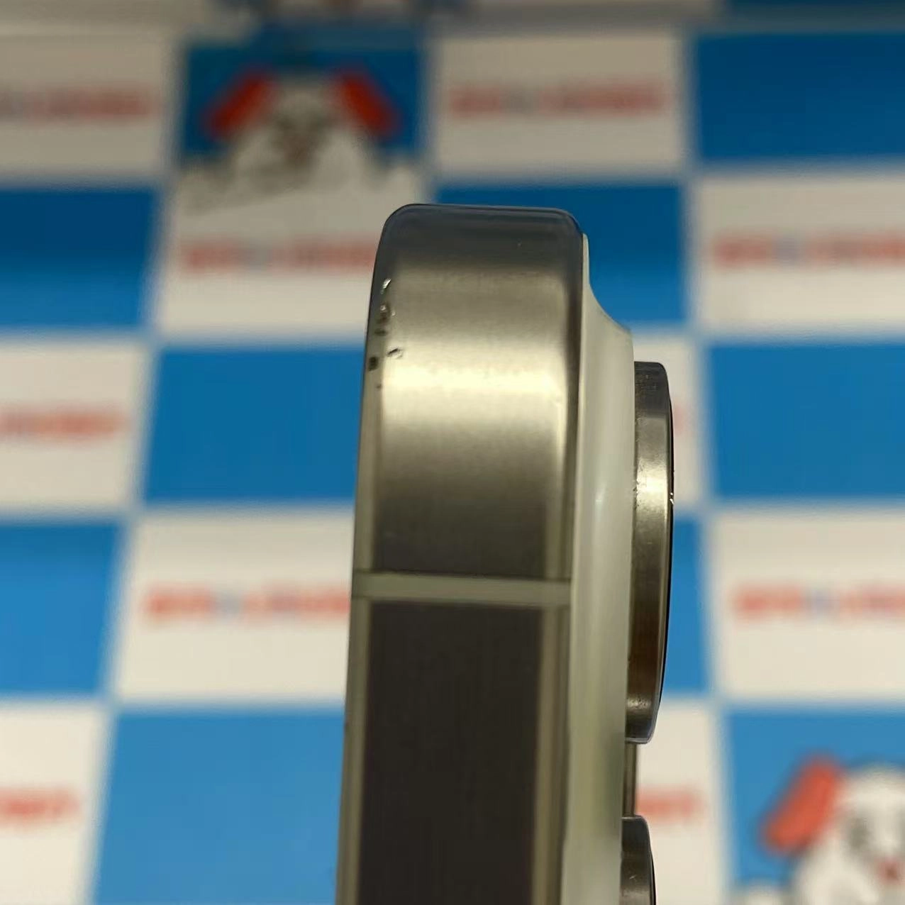 iPhone15 Pro 512GB ホワイトチタニウム MTUJ3J/A docomo版SIMフリー 美品