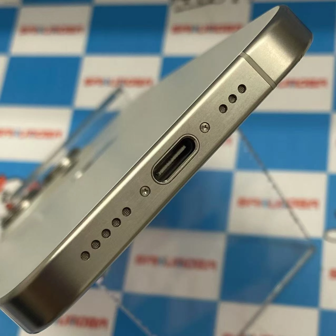 iPhone15 Pro 512GB ホワイトチタニウム MTUJ3J/A docomo版SIMフリー 美品