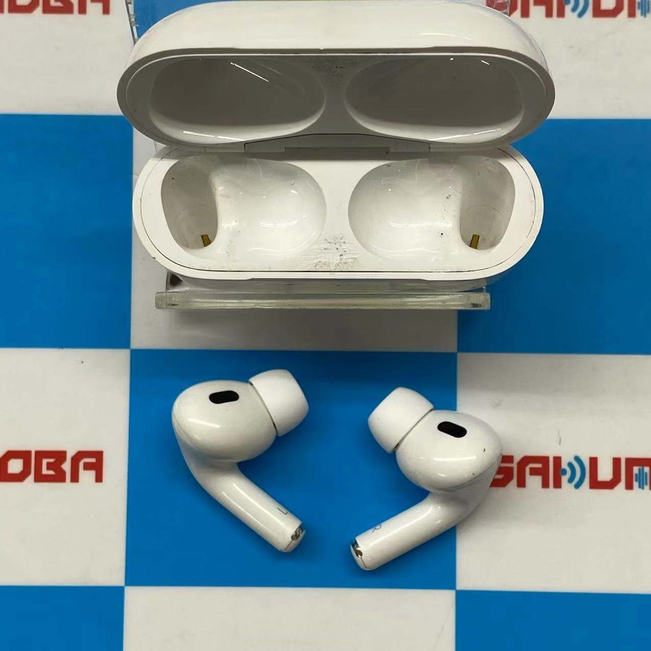 Airpods Pro 第2世代 MagSafe 充電ケース (Lightning) 付き ホワイト A2698