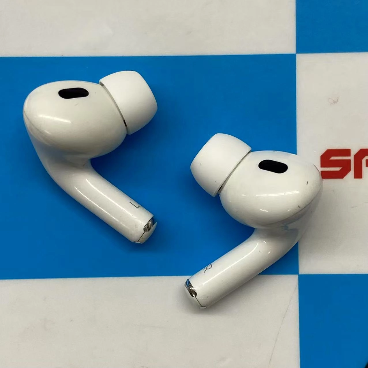 Airpods Pro 第2世代 MagSafe 充電ケース (Lightning) 付き ホワイト A2698