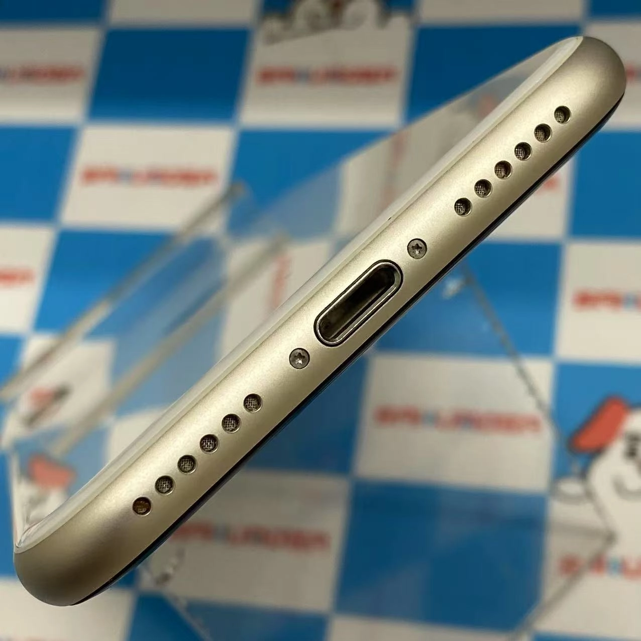 iPhoneSE 第3世代 128GB スターライト MMYG3J/A au 極美品