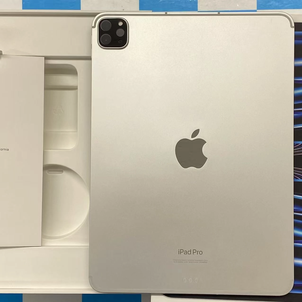 iPad Pro 11インチ 第4世代 Wi-Fi+Cellularモデル 1TB シルバー MNYK3J/A SIMフリー 新品同様