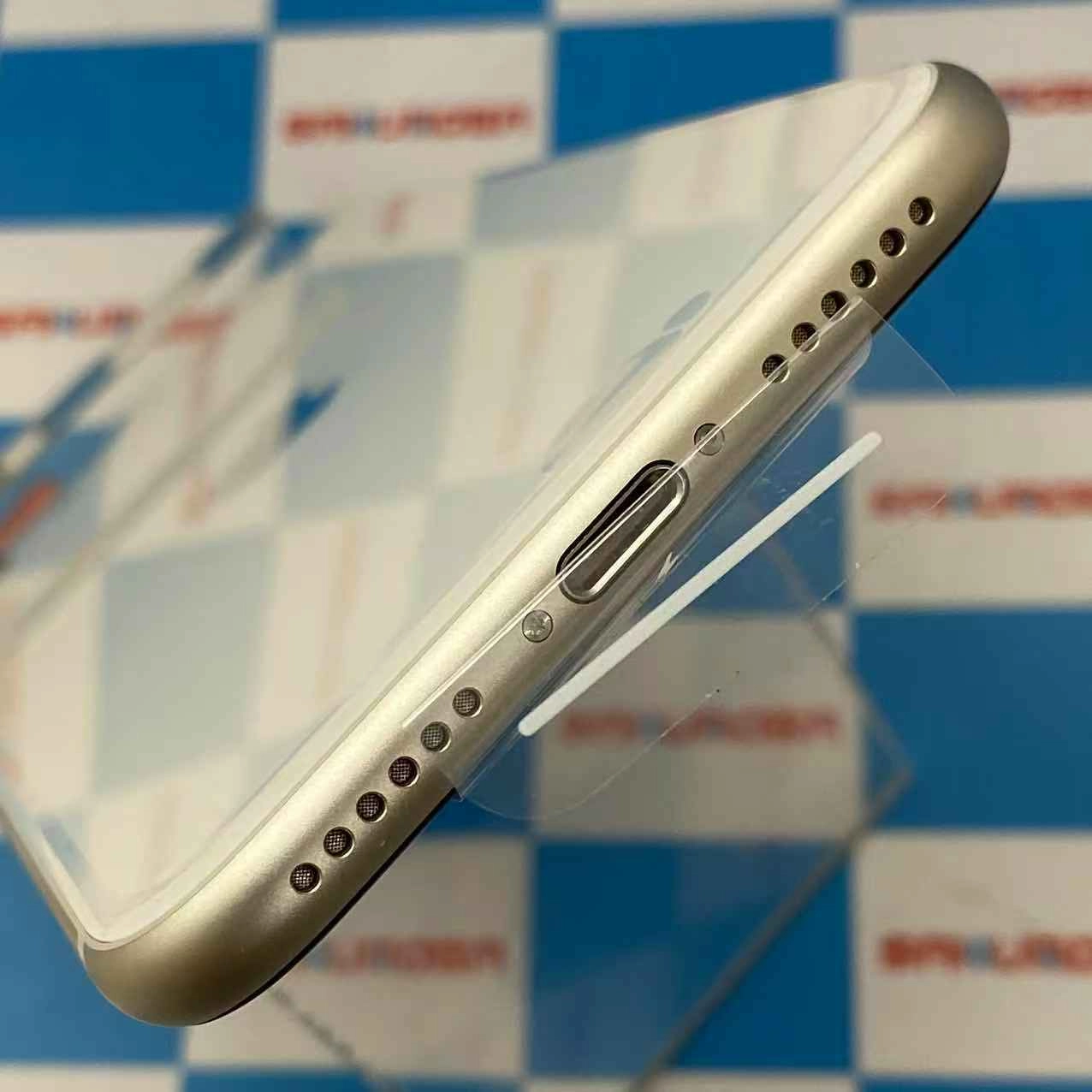 iPhoneSE 第3世代 128GB スターライト MMYG3J/A docomo版SIMフリー 開封未使用品