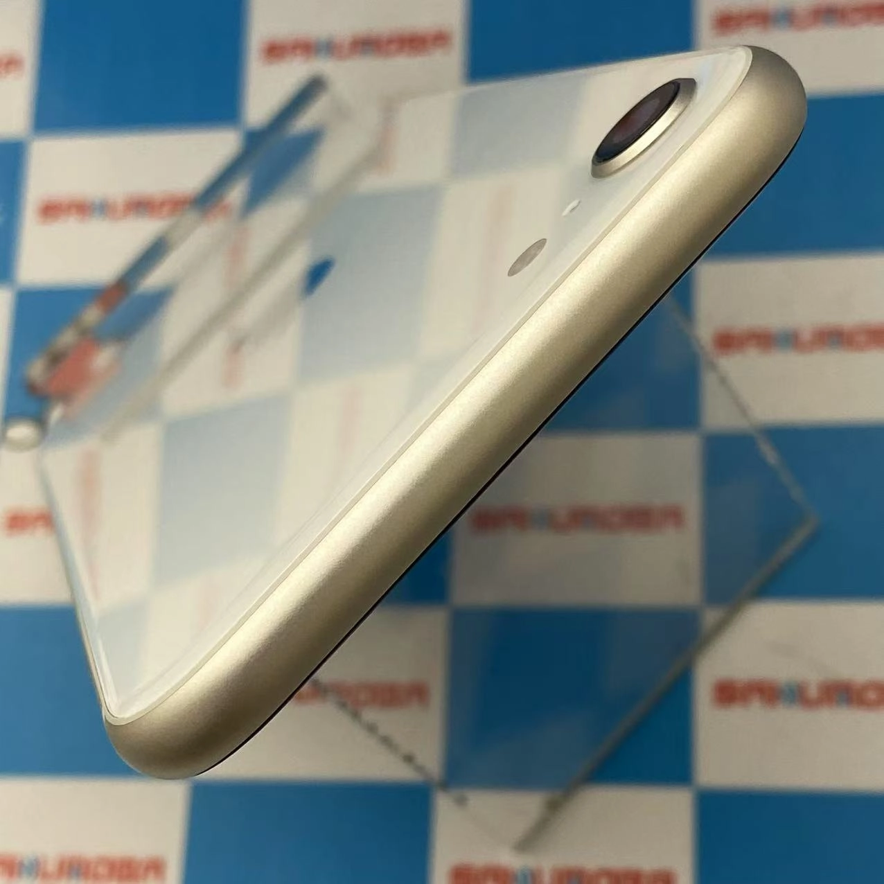 iPhoneSE 第3世代 128GB スターライト MMYG3J/A SIMロック解除済 docomo版SIMフリー 美品