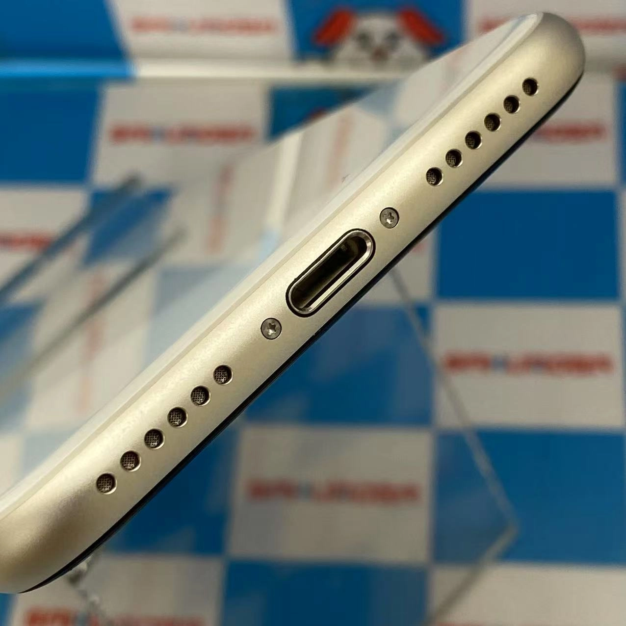 iPhoneSE 第3世代 64GB スターライト MMYD3J/A AU版SIMフリー 極美品