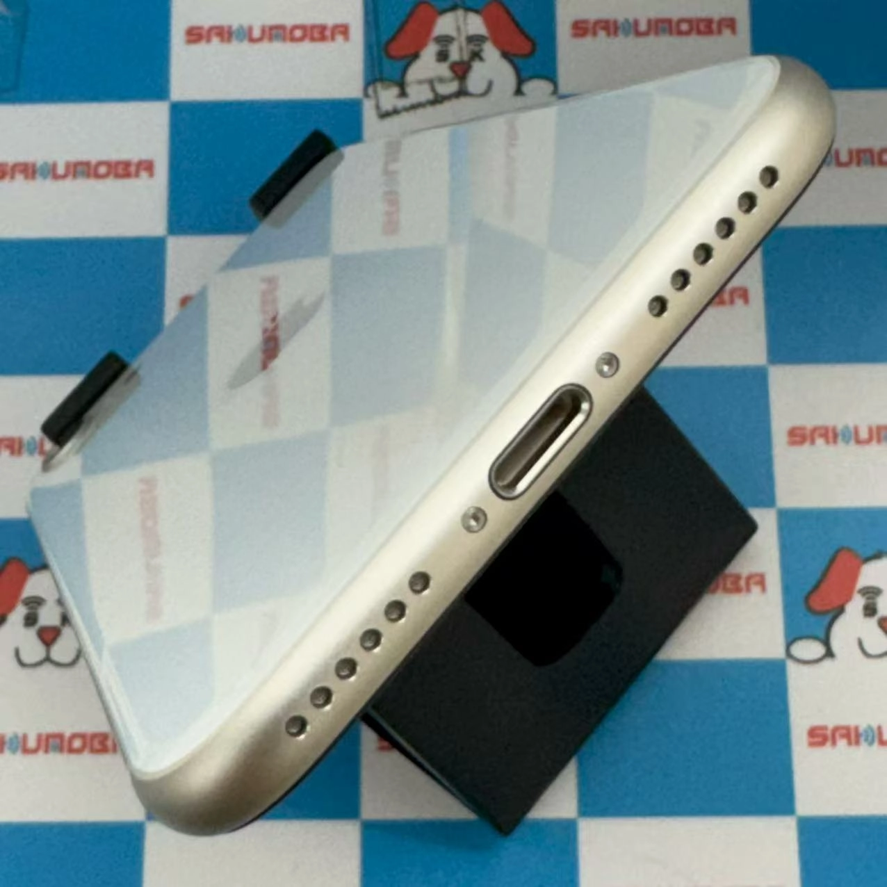 iPhoneSE 第3世代 128GB スターライト MMYG3J/A SIMロック解除済 docomo版SIMフリー