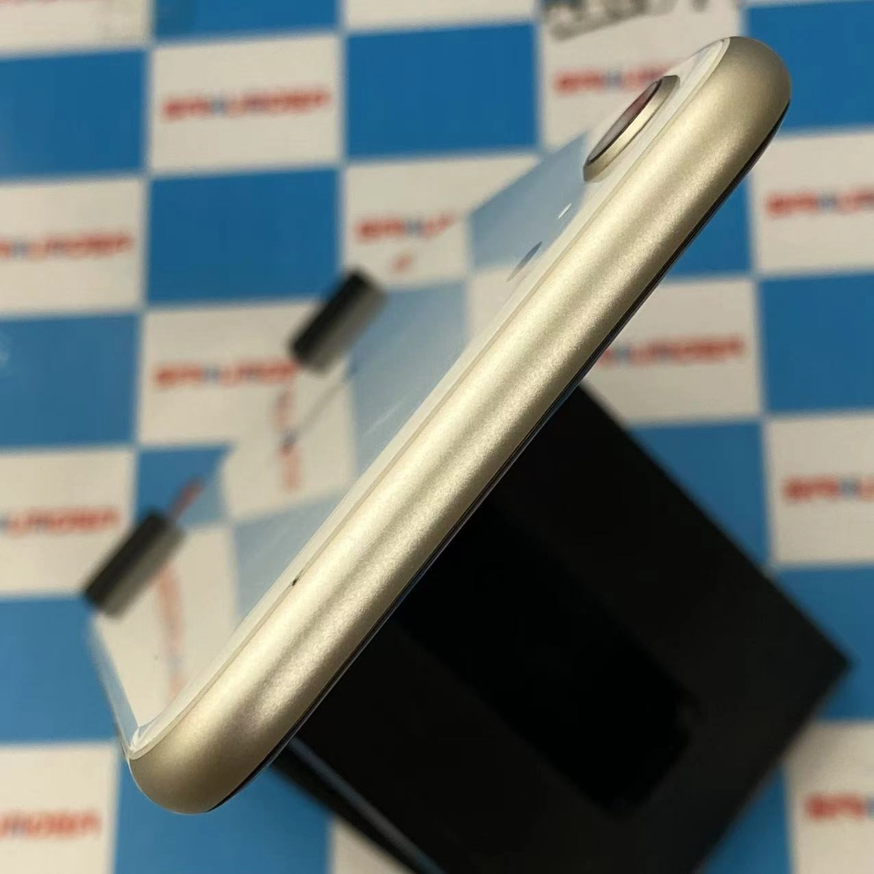 iPhoneSE 第3世代 128GB スターライト MMYG3J/A docomo版SIMフリー 美品