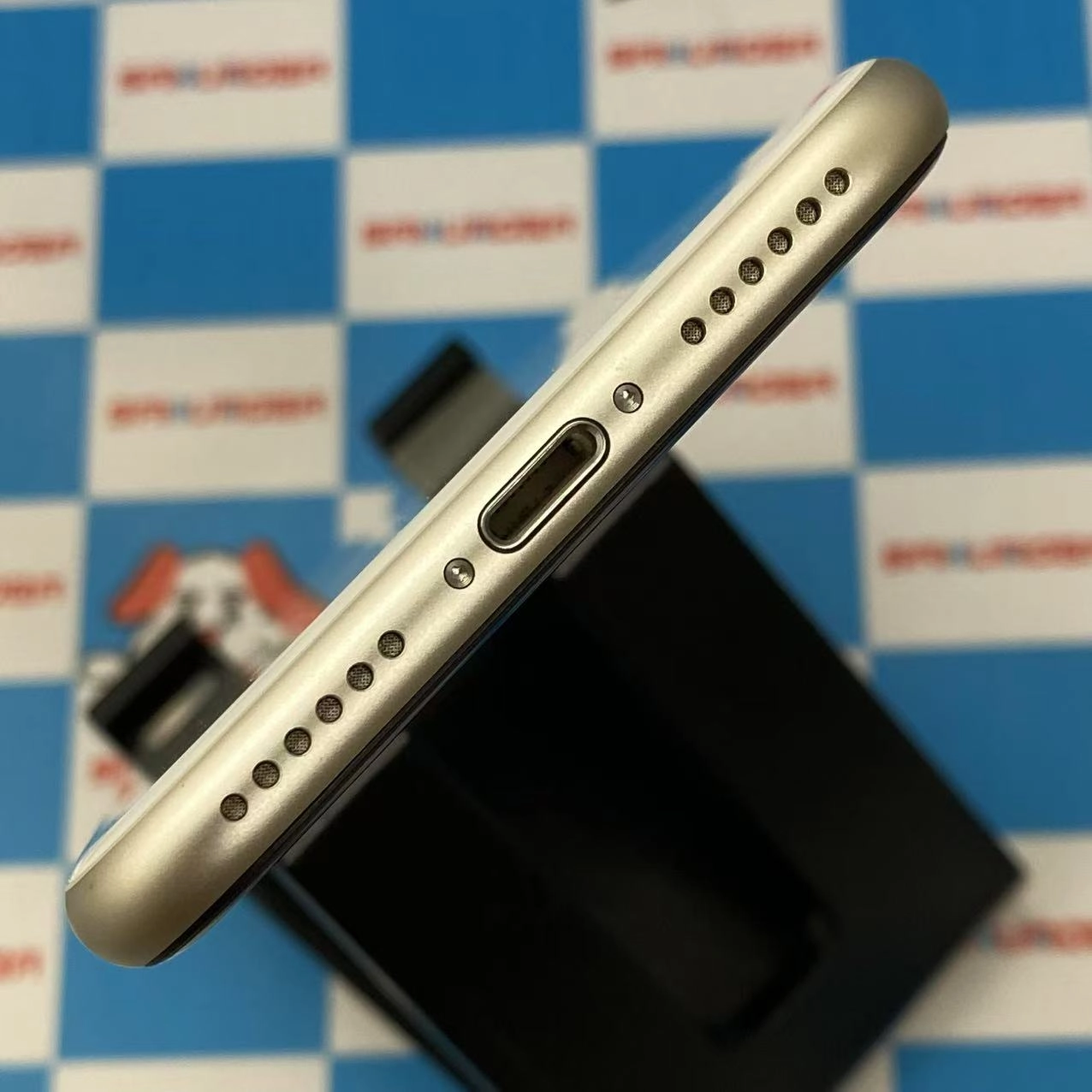 iPhoneSE 第3世代 128GB スターライト MMYG3J/A docomo版SIMフリー 美品