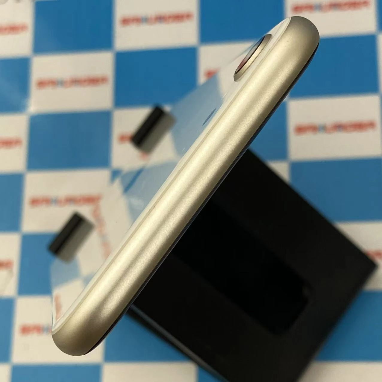 iPhoneSE 第3世代 128GB スターライト MMYG3J/A SIMロック解除済 docomo