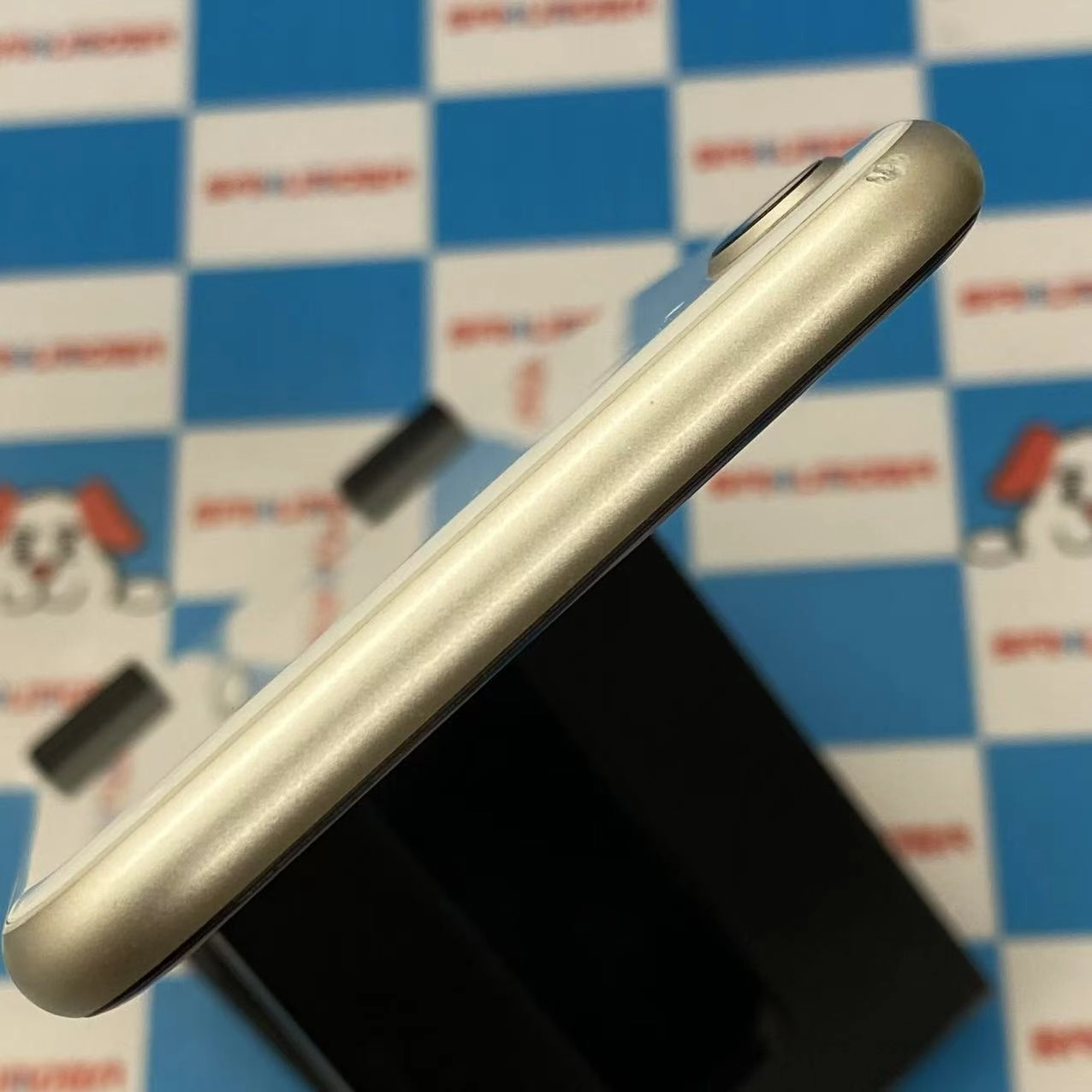 iPhoneSE 第3世代 128GB スターライト MMYG3J/A SIMロック解除済 docomo版SIMフリー