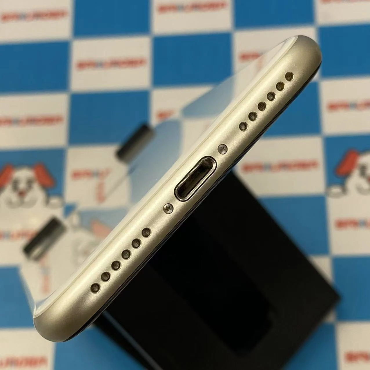 iPhoneSE 第3世代 128GB スターライト MMYG3J/A SIMロック解除済 docomo版SIMフリー