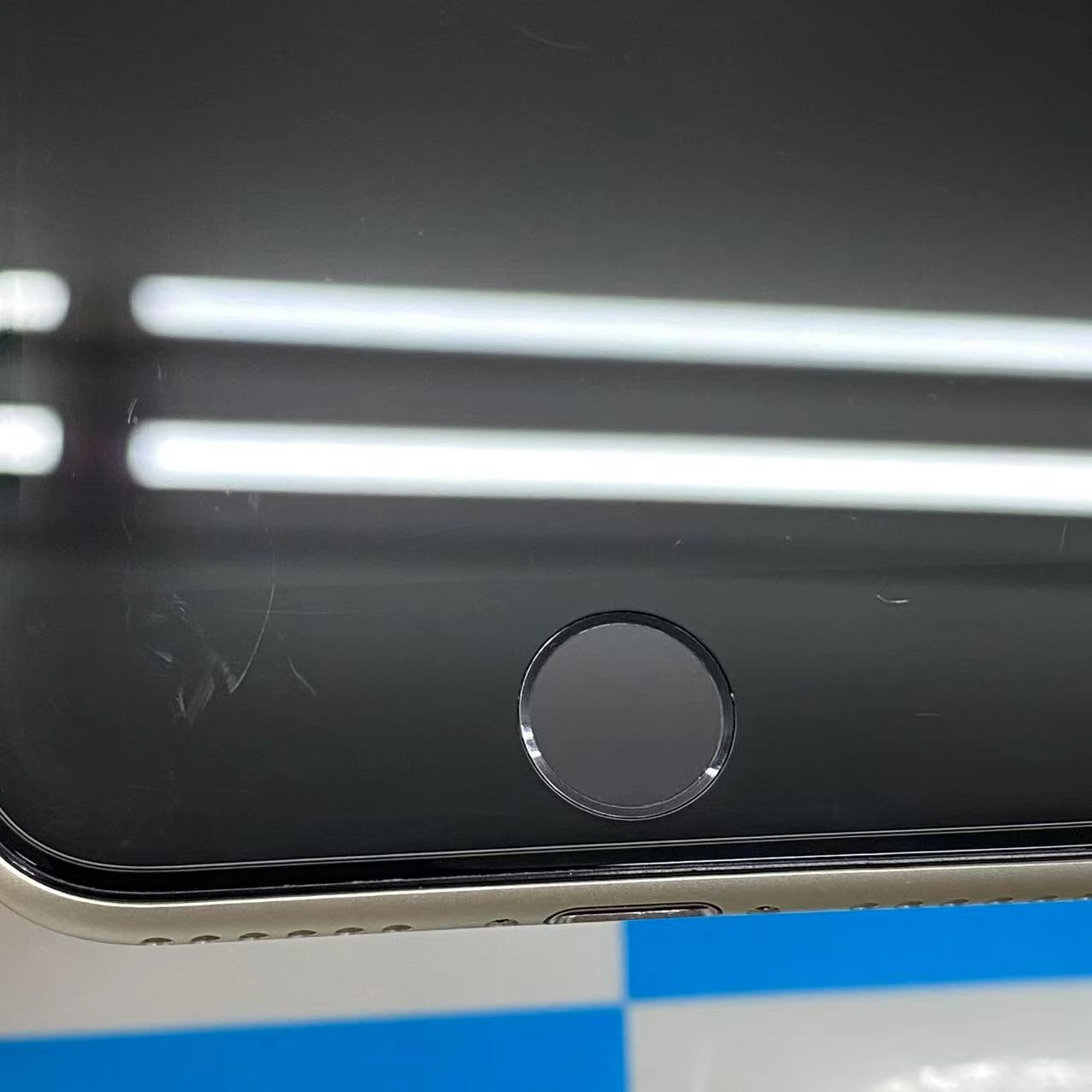 iPhoneSE 第3世代 128GB スターライト MMYG3J/A SIMロック解除済 docomo版SIMフリー