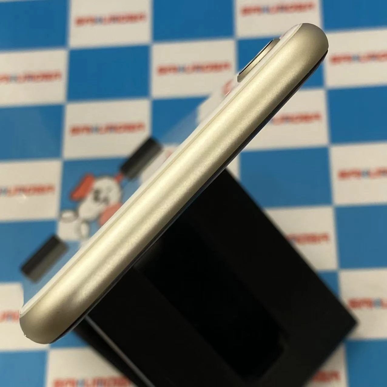 iPhoneSE 第3世代 128GB スターライト MMYG3J/A docomo版SIMフリー