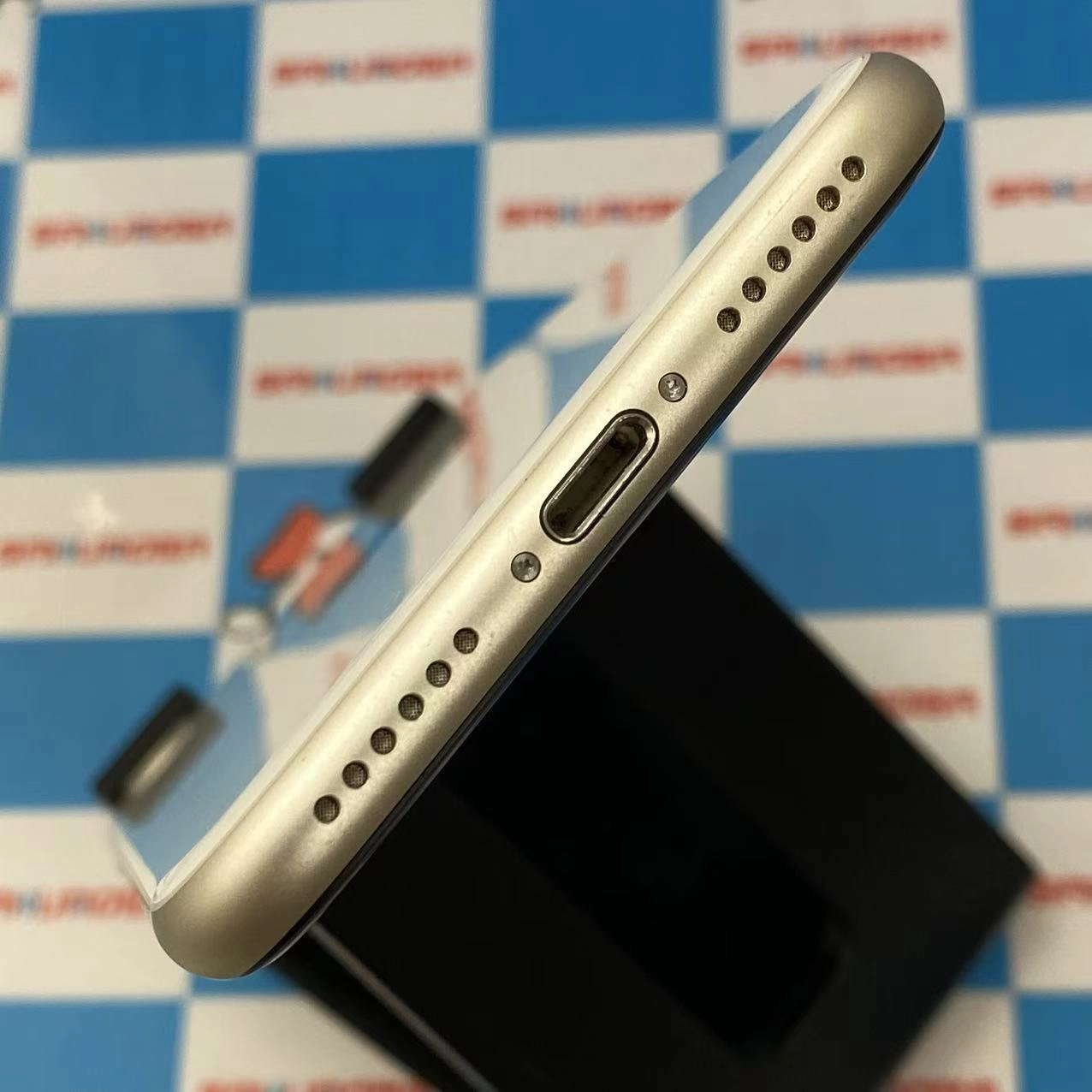 iPhoneSE 第3世代 128GB スターライト MMYG3J/A docomo版SIMフリー