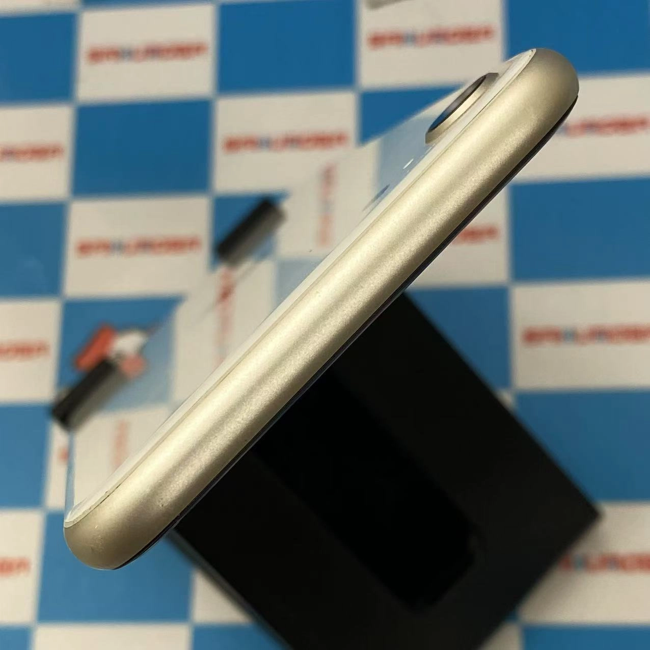 iPhoneSE 第3世代 128GB スターライト MMYG3J/A SIMロック解除済 docomo