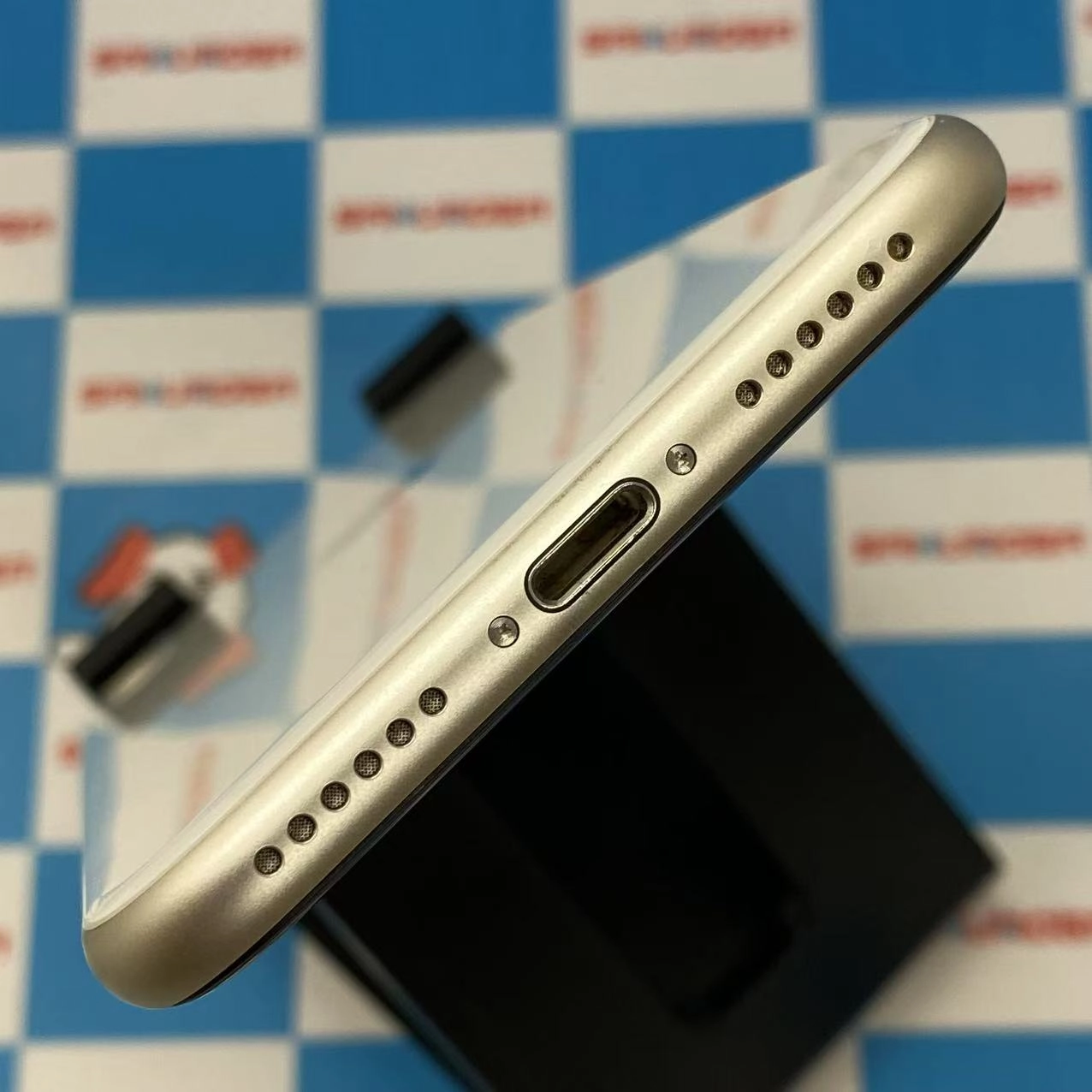 iPhoneSE 第3世代 128GB スターライト MMYG3J/A docomo版SIMフリー 美品