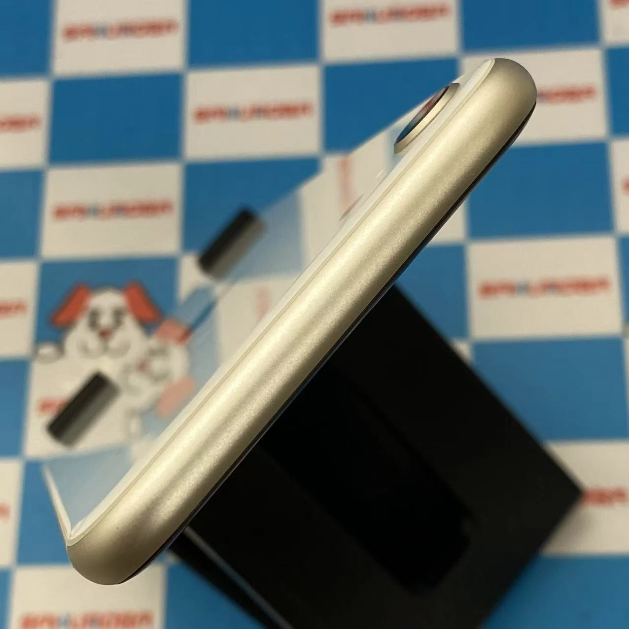 iPhoneSE 第3世代 128GB スターライト MMYG3J/A docomo版SIMフリー 極美品