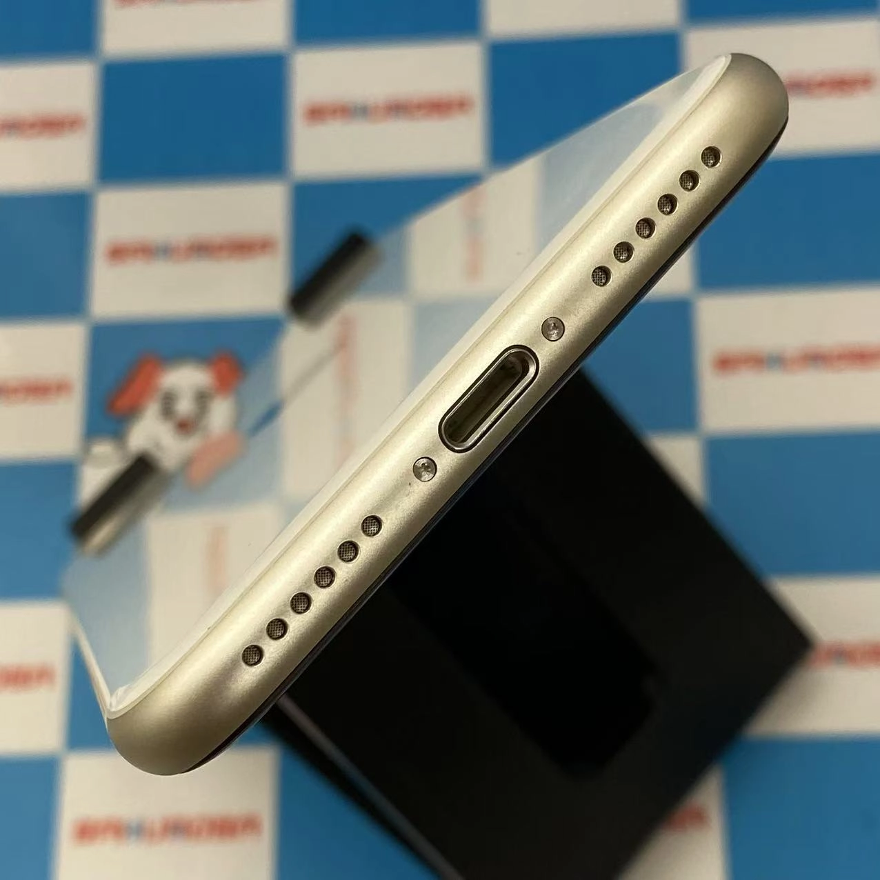 iPhoneSE 第3世代 128GB スターライト MMYG3J/A docomo版SIMフリー 極美品