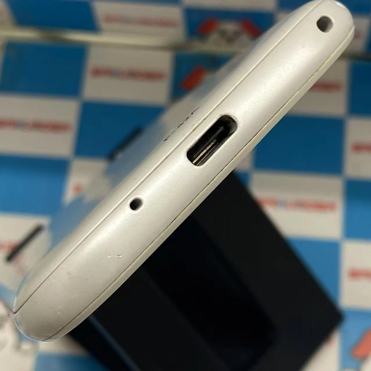 らくらくスマートフォン F-52B 64GB ホワイト docomo版SIMフリー