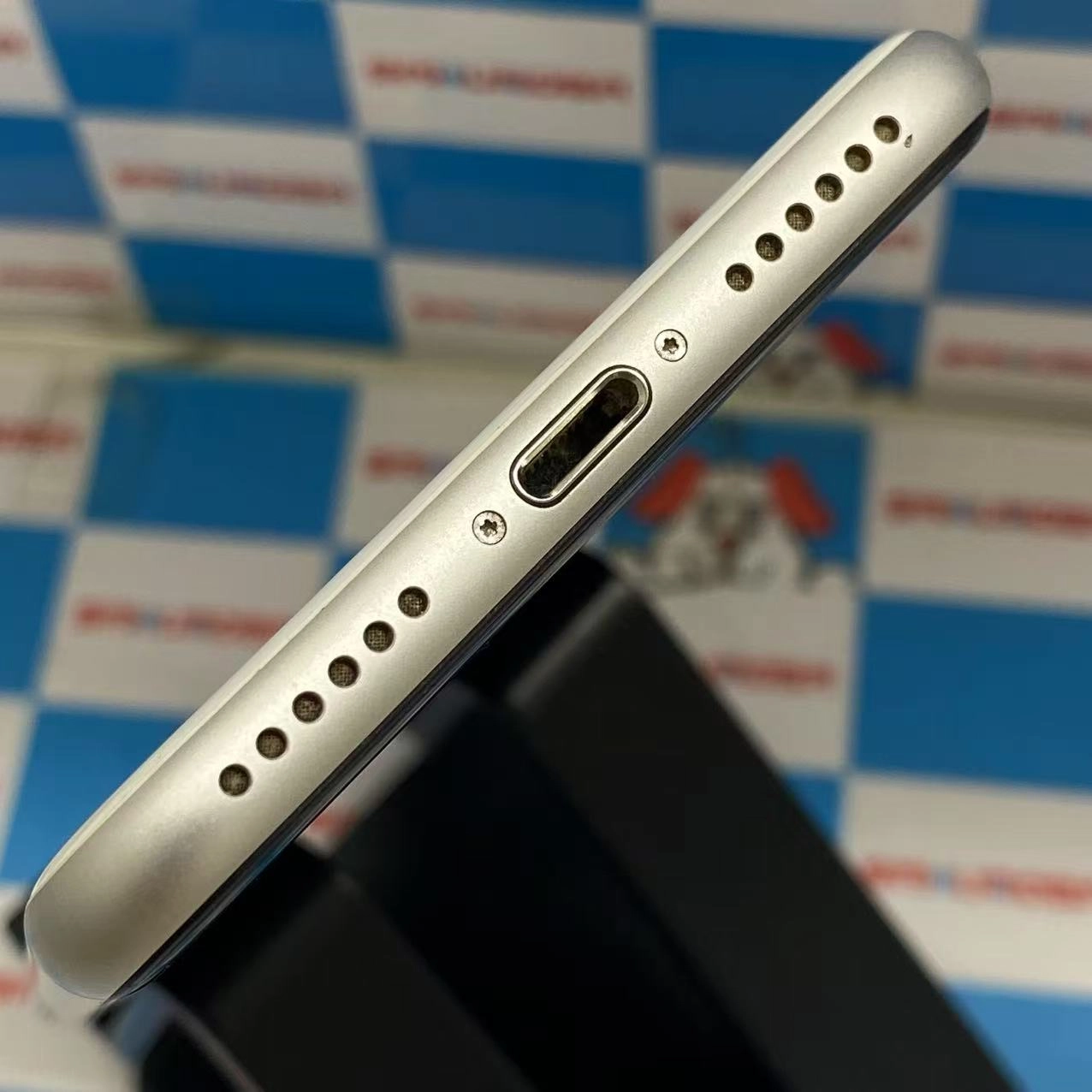 iPhoneSE 第2世代 128GB ホワイト MHGU3J/A SIMロック解除済 docomo ジャンク品