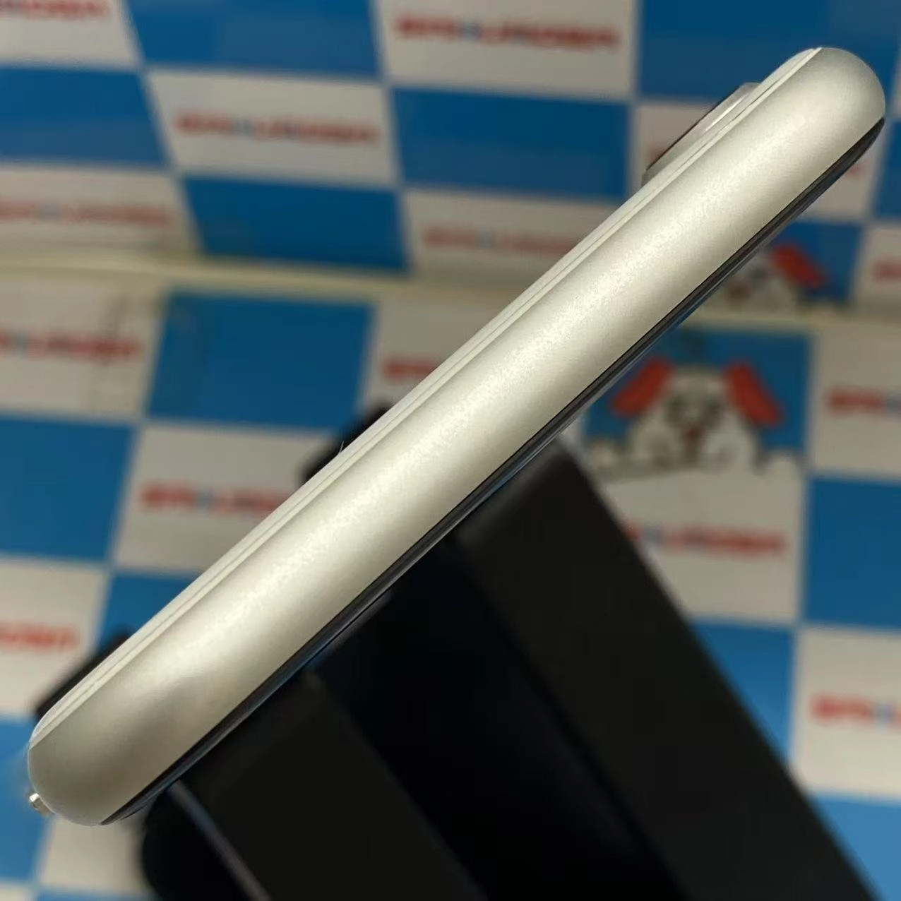 iPhoneSE 第2世代 64GB ホワイト MHGQ3J/A SIMロック解除済 docomo 極美品