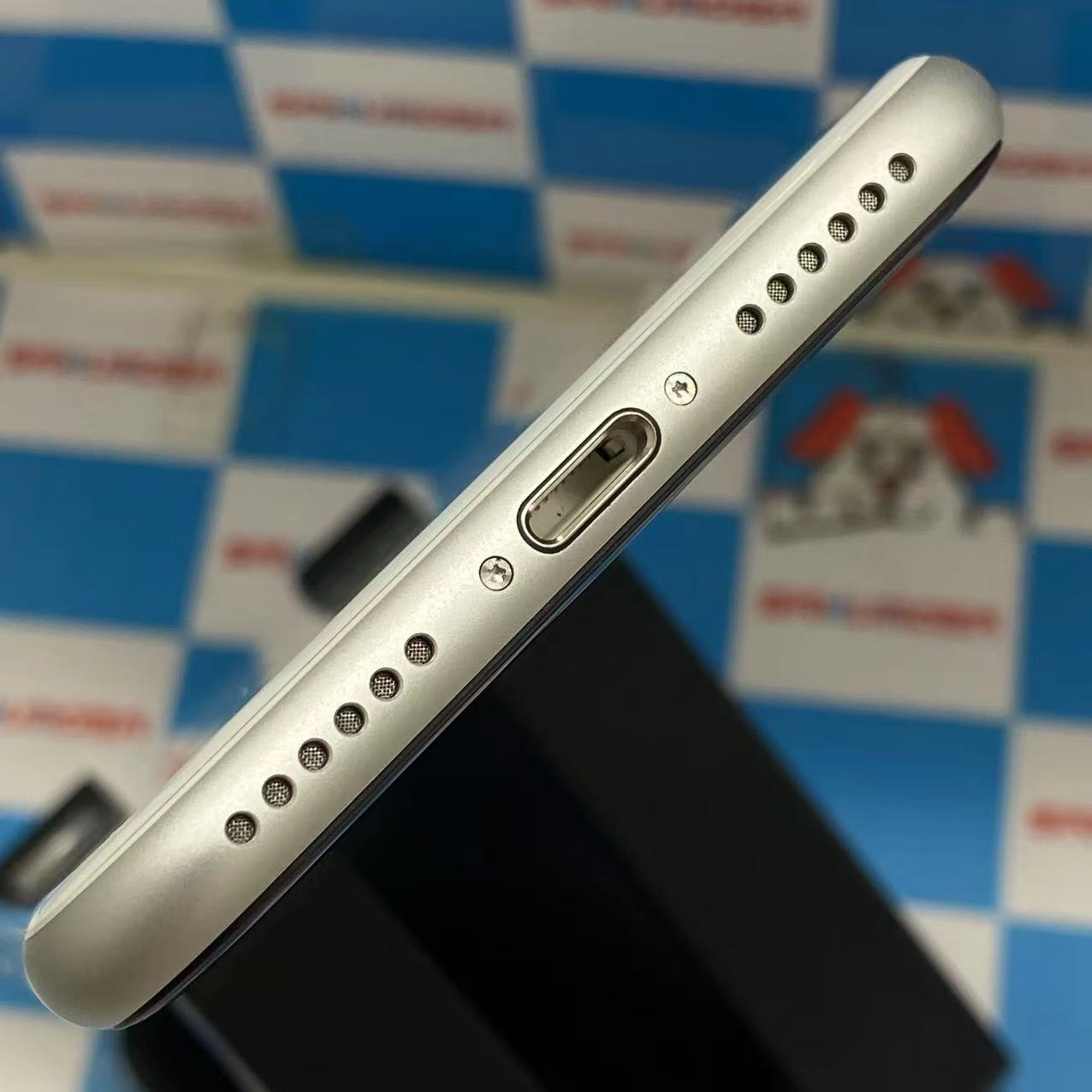 iPhoneSE 第2世代 64GB ホワイト MHGQ3J/A SIMロック解除済 docomo 極美品