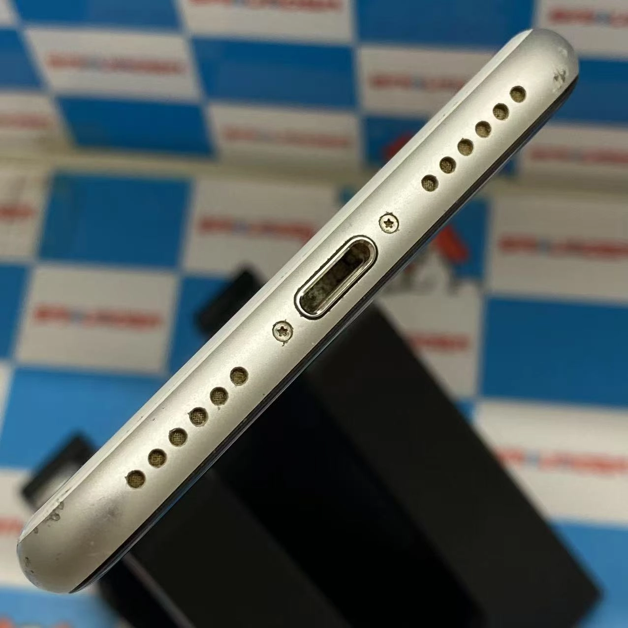 iPhoneSE 第2世代 64GB ホワイト MHGQ3J/A SIMロック解除済 docomo