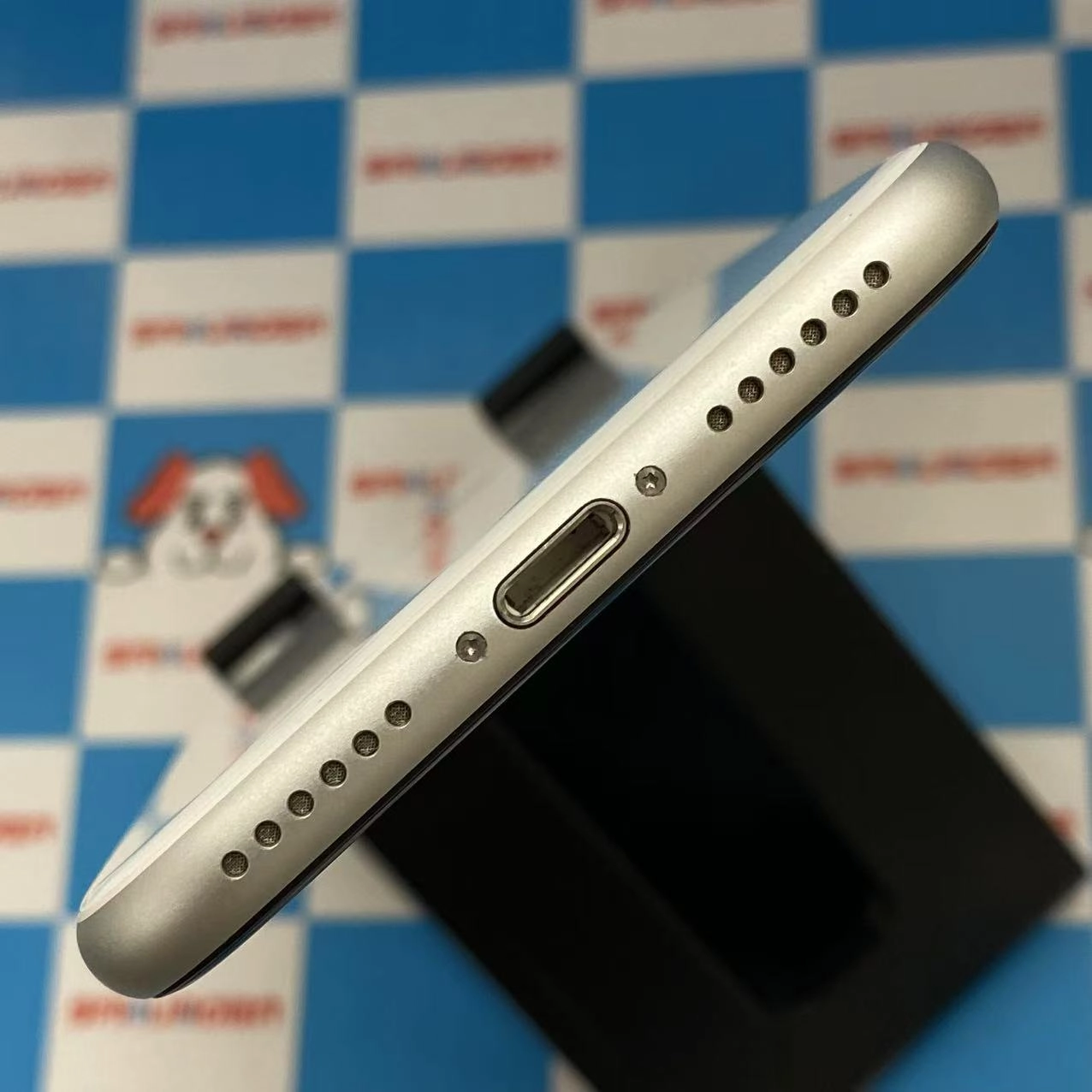 iPhoneSE 第2世代 64GB ホワイト MHGQ3J/A docomo版SIMフリー